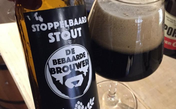 stoppelbaard stout van de bebaarde brouwer bier in glas stoppelbaard stout van de bebaarde brouwer bier in glas